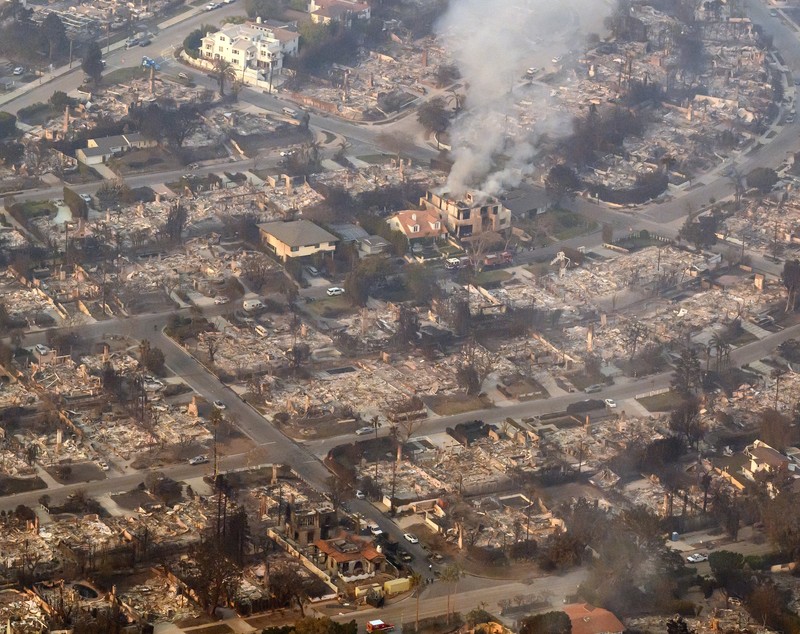 O româncă a fugit cu copiii din infernul incendiului din California: „Am plecat în Arizona. E miros de fum și aer poluat și la 4 ore de Los Angeles”