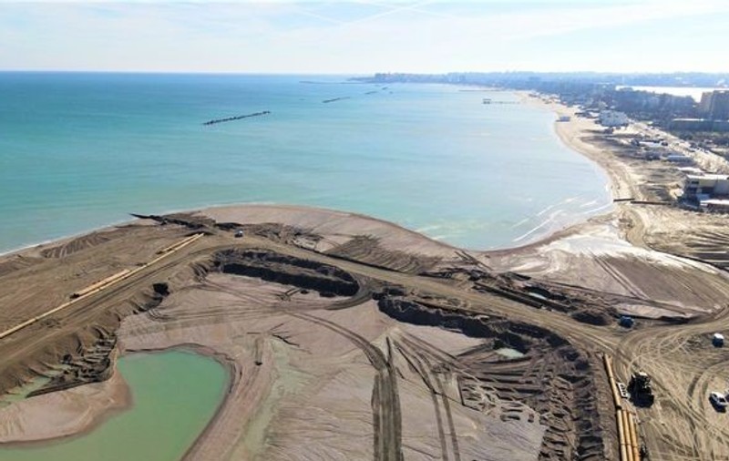 Posibilă epavă antică din lemn, găsită în zona unde se lucrează pentru extinderea plajelor din Mamaia