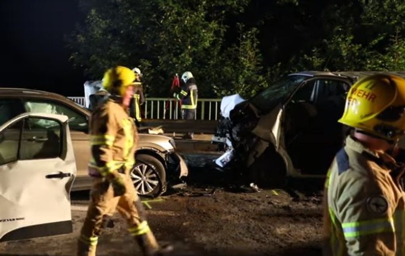 Cinci români, răniți în Austria, după ce un microbuz s-a lovit cu un autoturism