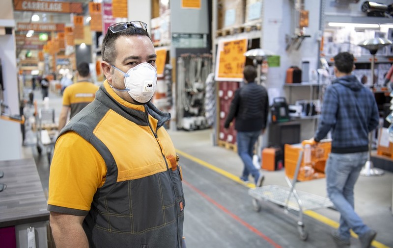 Un angajat al magazinului Hornbach din cartierul bucureștean Berceni, depistat cu COVID-19