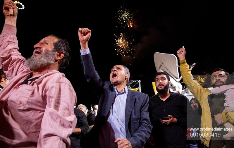 Imagini din Iran, unde mii de oameni au sărbătorit în stradă atacul cu rachete asupra Israelului | VIDEO