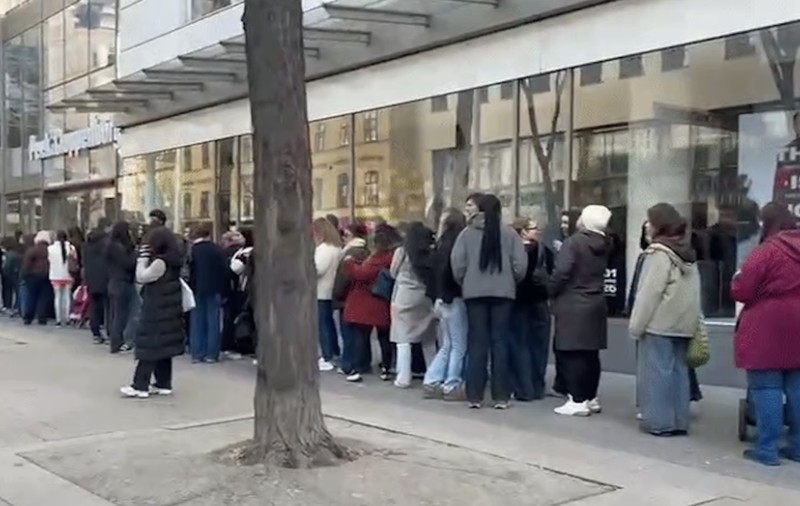 Sute de oameni la coadă la deschiderea primului magazin care oferea 1.000 de pungi cu suveniruri, una cu un card cadou de 334 de euro, în Viena