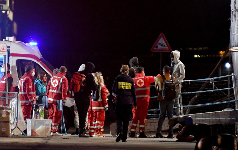 Italia a permis debarcarea doar a copiilor și a bolnavilor de pe o navă germană care a salvat migranți de pe mare