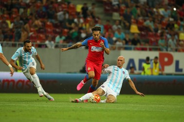 Iancu (în roșu) a fost pus pe lista neagră de Steaua din pricina vieții extrasportive FOTO: Alex Dobre