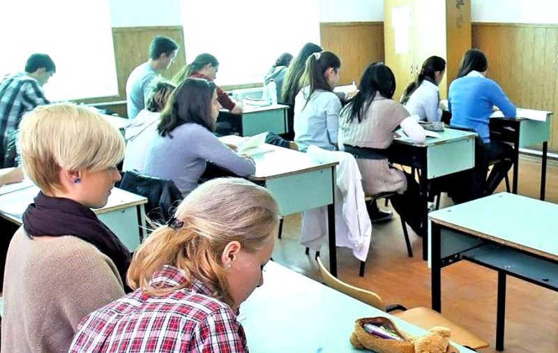 Elevii de clasa a XI-a ar putea studia o nouă materie: “Gândire critică în contextul fake news și al ideologiilor extremiste”. Proiect PNL, depus în Parlament