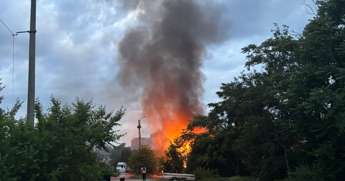 Incendiu în București, pe strada Cărăușilor din Sectorul 2.