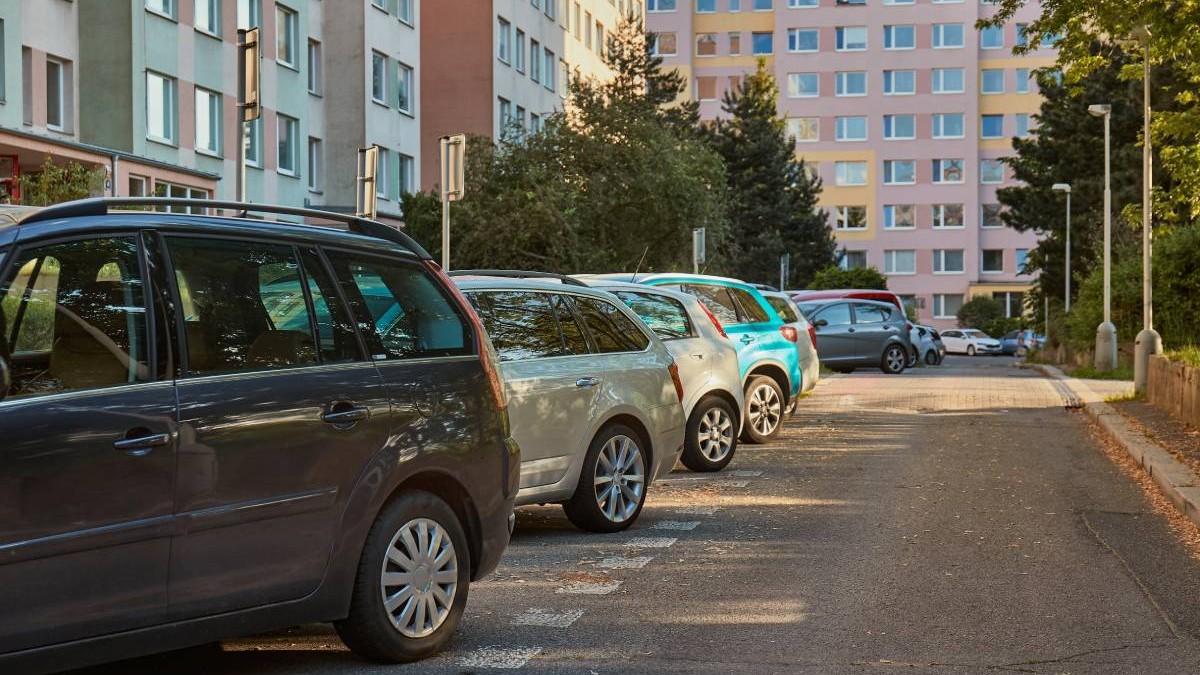 O parcare de reședință, mașinile sunt staționate chiar lângă bloc