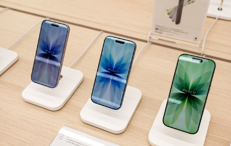Cât costă un iPhone 17 la eMAG înainte de Black Friday 2025
