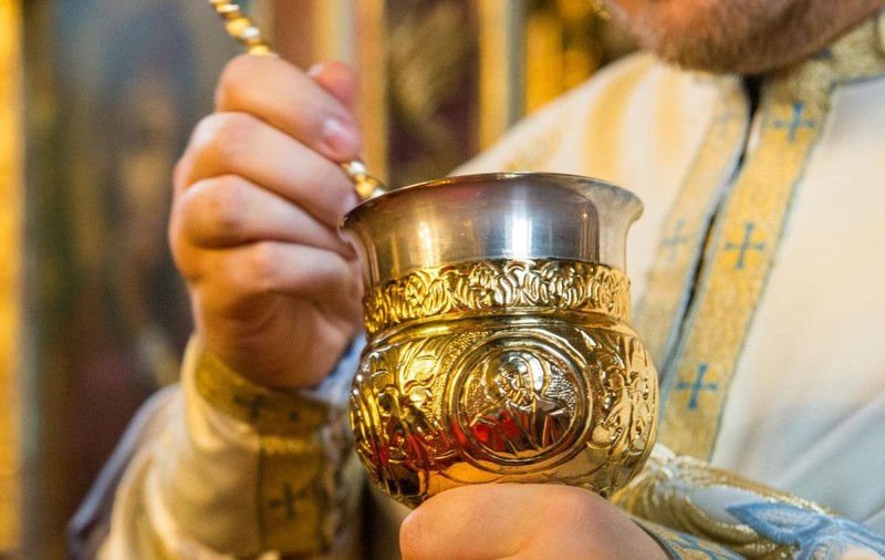 Regulile pentru participarea la slujbele religioase au fost relaxate. Lingurița de împărtășanie nu mai e de unică folosință, dar trebuie dezinfectată după fiecare folosire
