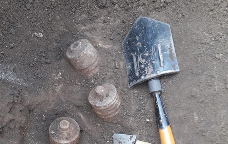 Bombe printre morminte, găsite la cimitirul din Bârlad. Pirotehniștii le-au scos la suprafață