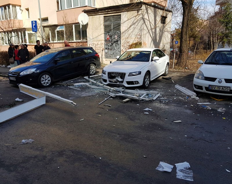 Explozie într-un apartament din Braşov. O persoană a suferit arsuri, iar o femeie un atac de panică/ FOTO&VIDEO
