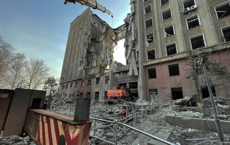 Bilanțul victimelor atacului asupra administrației regionale din Mikolaiv a crescut la 15. Clădirea este găurită de bombe