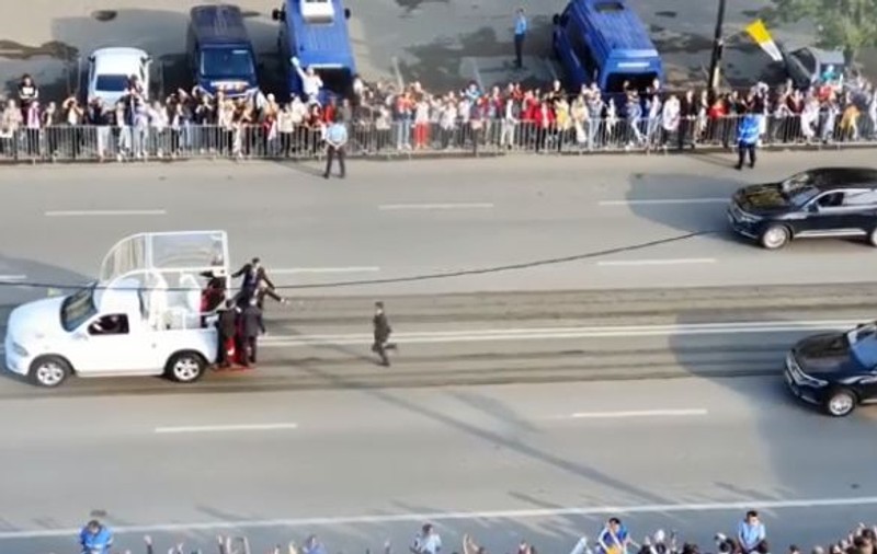 VIDEO | Moment haios în timpul vizitei Papei în România. Agent de securitate ajutat de colegi să urce în papamobilul aflat în mers