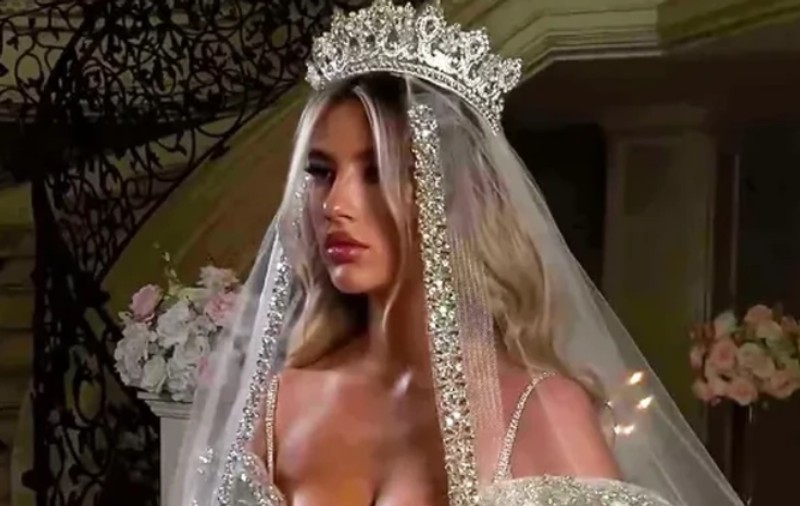 O rochie de mireasă creată de un designer din Kosovo a devenit virală pe rețelele sociale: „Te simți ca o regină, dar cum poți dansa?” | VIDEO