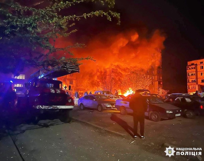 Imagini cu urmările atacului masiv al Rusiei asupra unor orașe ucrainene, din timpul nopții. Cum arată acum blocul lovit de o rachetă