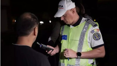 Un șofer care este testat pentru alcool
