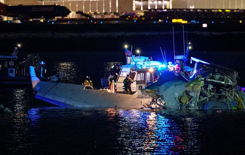 Cine sunt victimele accidentului din Washington, unde un elicopter și un avion cu 60 de pasageri s-au ciocnit în aer
