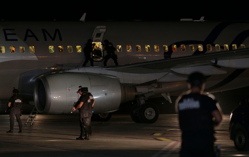 VIDEO/ Alertă pe Aeroportul Otopeni! În premieră, a fost simulat un atentat terorist la bordul unui avion aflat în zbor. Reporterii Libertatea au fost acolo
