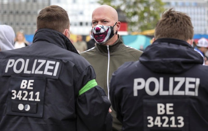 Val de proteste în Europa. Manifestanţii din Germania, Polonia, Elveţia şi Marea Britanie protestează împotriva restricţiilor impuse