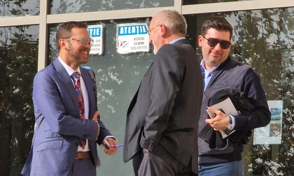 Ioan Lascăr împreună cu avocații, la ieșirea din Tribunal