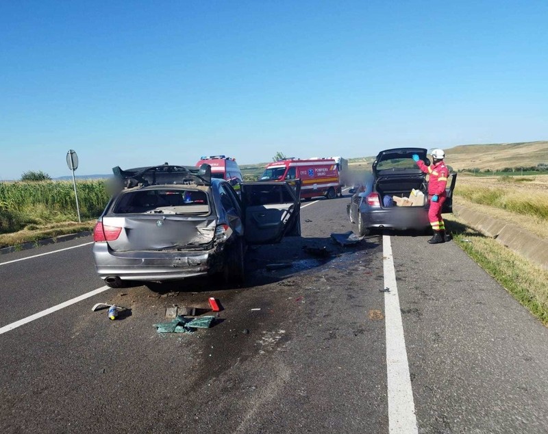 Trei mașini, implicate într-un accident în Suceava. Un copil și doi adulți, duși la spital