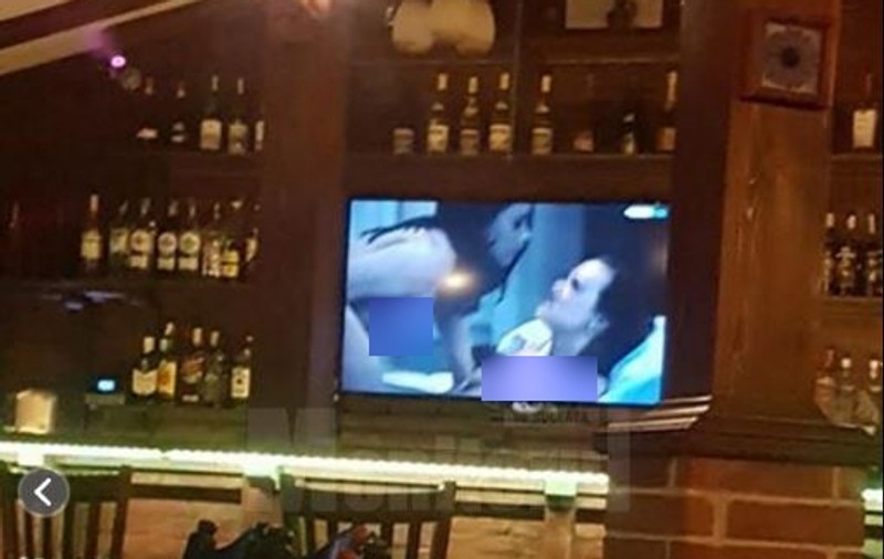 Film pentru adulți, difuzat într-un restaurant din Siret. La scenele fierbinți s-ar fi uitat și doi copii / FOTO