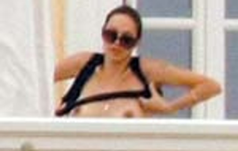 Angelina Jolie, cu sanii la vedere