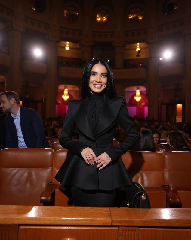 Cum au apărut Mădălina Ghenea și Adelina Pestrițu la Palatul Parlamentului, unde Anastasia Soare și-a lansat cartea: „O femeie care inspiră”