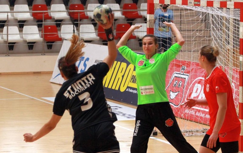 Derby-ul de handbal pentru promovare Dinamo - Rapid a fost câștigat de gazde, dar giuleștencele merg mai departe