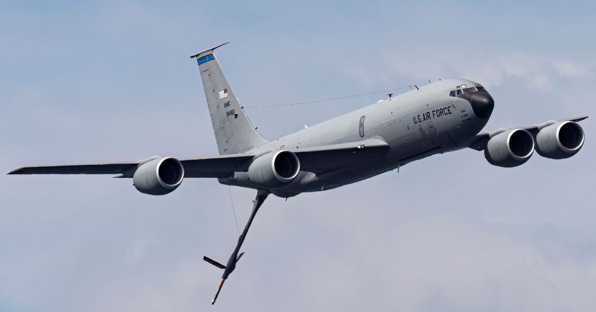 Imagine cu un avion cisternă în aer, în timpul unei misiuni de realimentare.