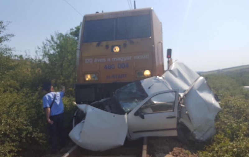Accident grav. Mașină lovită de tren la ieșirea din stația Gârnița, județul Mehedinți. Doi oameni au murit