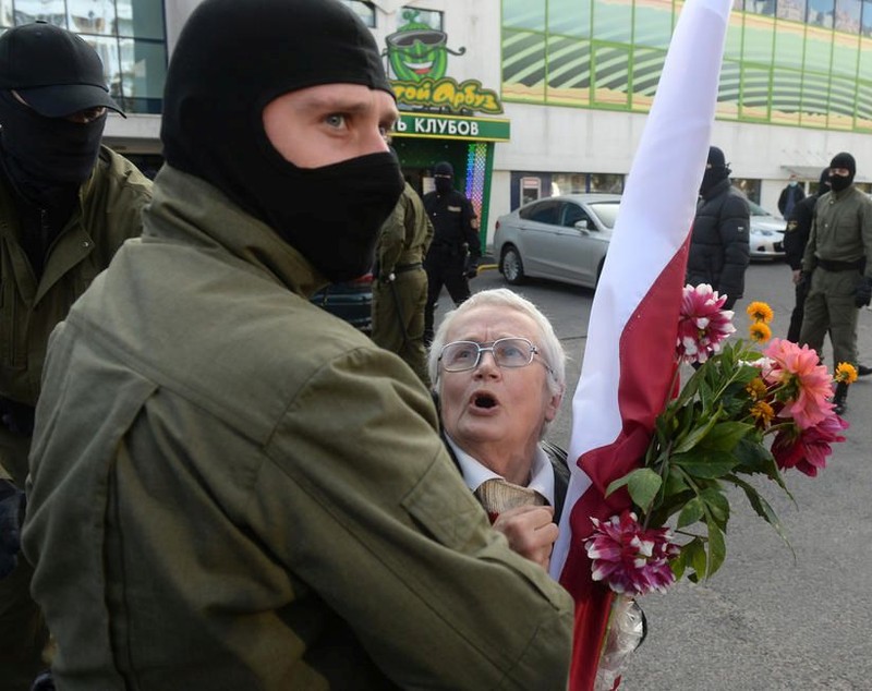 Sute de femei au fost reținute în Belarus, printre care și bunica de 73 de ani, devenită simbol al manifestațiilor din Belarus