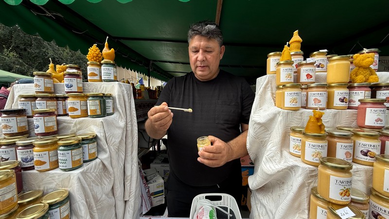 Lumea se oprește și gustă din produsele familiei Apetrei. Foto: Libertatea