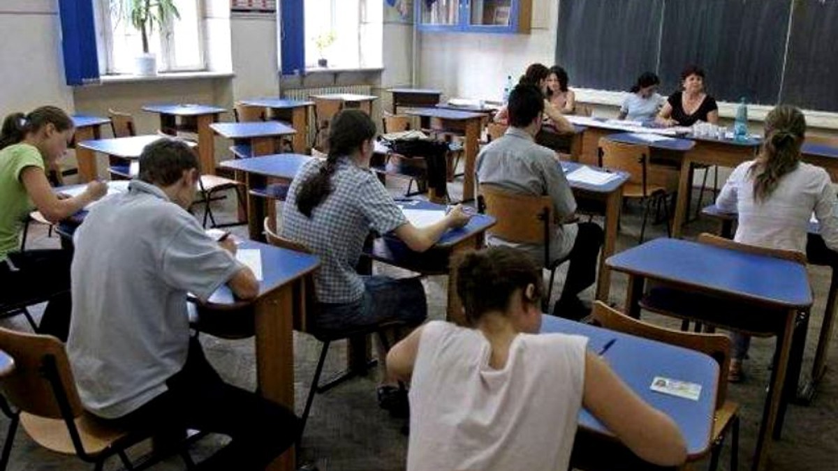 Elevi în timpul unui examen