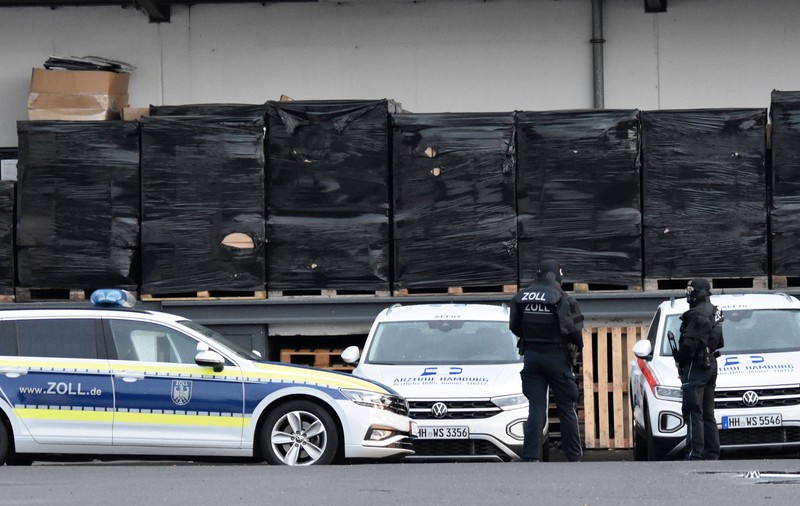 Șofer român de TIR prins când făcea trafic cu cocaină de miliarde de euro: 2,5 tone ascunse în banane false