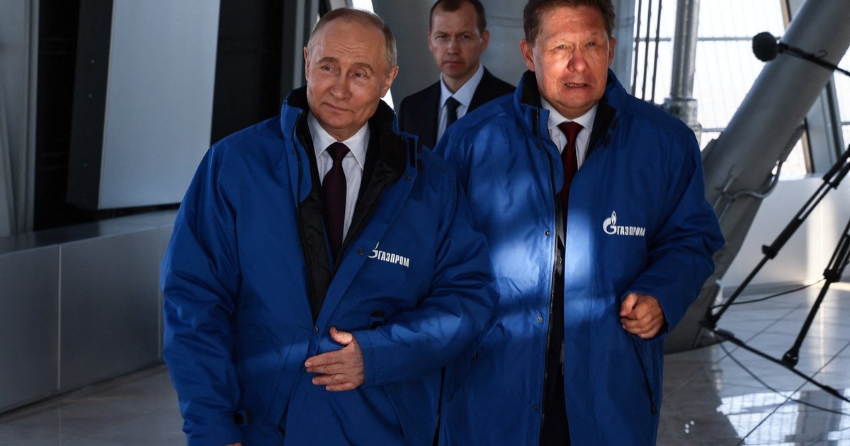 În această fotografie distribuită de agenția de stat rusă Sputnik, președintele Rusiei, Vladimir Putin (stânga), discută cu Alexei Miller, directorul general al gigantului energetic rus Gazprom, în timpul vizitei lor la zgârie-nori Lakhta Centre, sediul monopolului rus de gaze Gazprom din Sankt Petersburg, pe 5 iunie 2024.