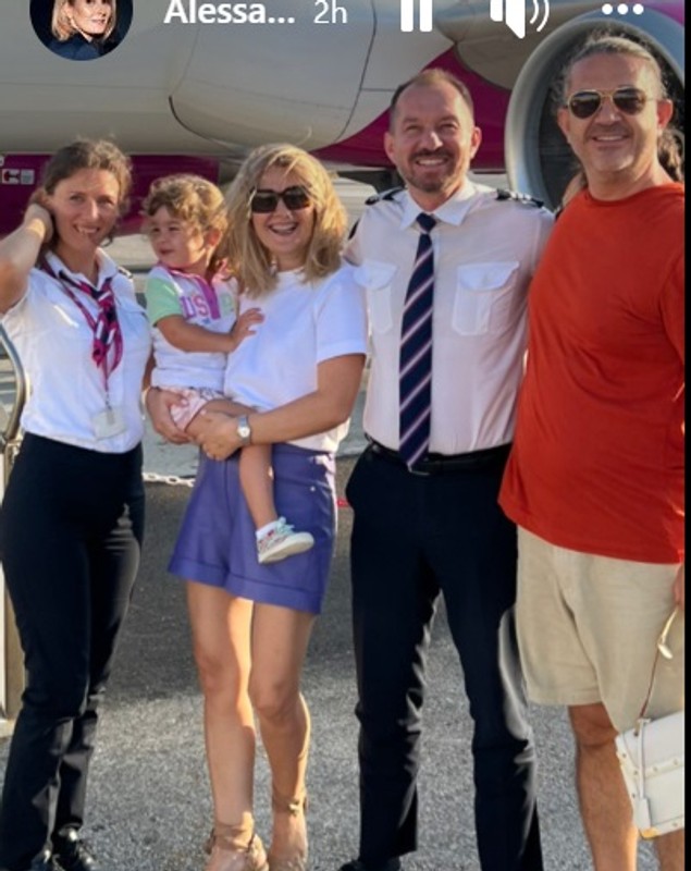 Alessandra Stoicescu a zburat în Mykonos cu Mihai Sturzu, fost membru Hi-Q care a devenit pilot. Fiica ei a avut voie în cabină