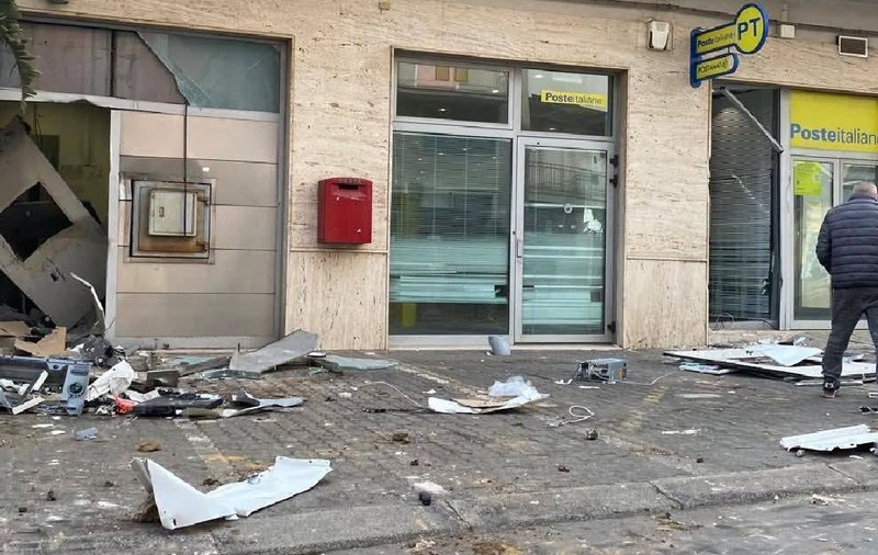 „Banda excavatoarelor” a jefuit un oficiu poștal înainte de plata pensiilor și a fugit cu 200.000 de euro, în Italia