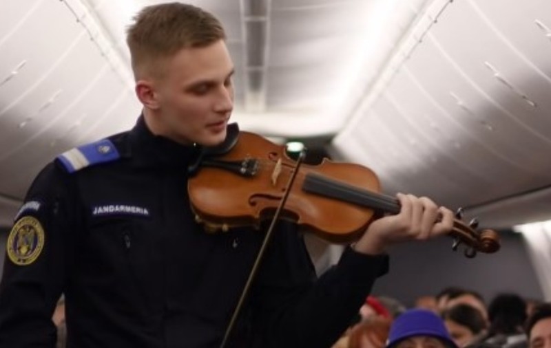 Un jandarm a interpretat la vioară imnul României, la peste 10.000 de metri altitudine, într-un avion: „Un zbor cu totul diferit”