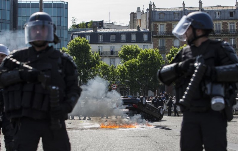 Doi directori ai Uber, arestaţi după protestele violente ale taximetriştilor francezi