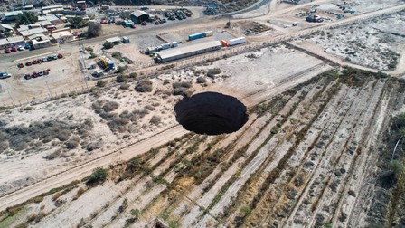 Groapa imensă care s-a format în apropierea unei mine de cupru din Chile. Foto: Hepta
