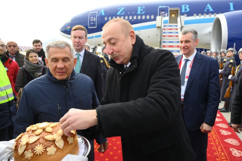 8790109 23.10.2024 President of Azerbaijan Ilham Aliyev, front right, arrives in Kazan arrives in Kazan to attend the 16th BRICS summit. Greeting ceremony in the airport. Front left: President of Tatarstan Rustam Minnikhanov. Right: leader of the Liberal Democratic Party of Russia Leonid Slutsky. Images can be used on the condition that the photographer’s name and source are mentioned in the following order: “name of the photographer / brics-russia2024.ru host photo agency.” Ekaterina Chesnokova / Photohost agency brics-russia2024.ru