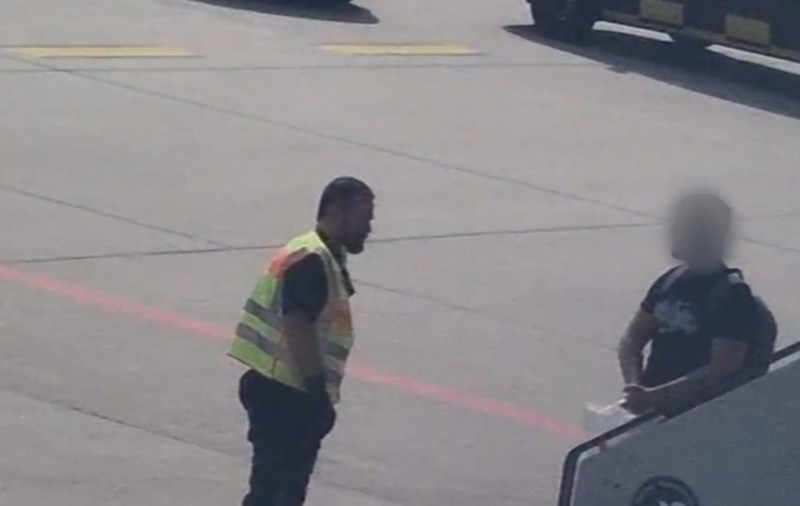 Cursa Wizz Air Eindhoven-București a aterizat la Nurnberg, după ce un român a făcut scandal în avion. Bărbatul a fost arestat VIDEO