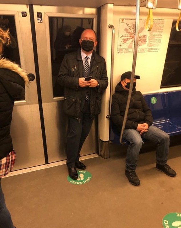 Florin Cîţu şi mai mulţi miniştri au marcat „Vinerea Verde”. „Merg frecvent pe jos sau cu metroul”