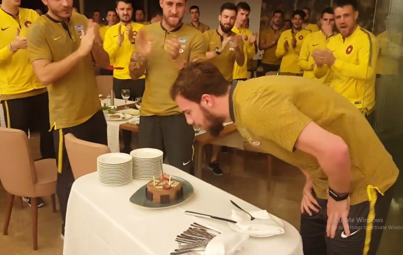 Petrecere în cantonamentul FCSB. Bălaşa a împlinit 23 de ani şi a fost sărbătorit de colegi / VIDEO