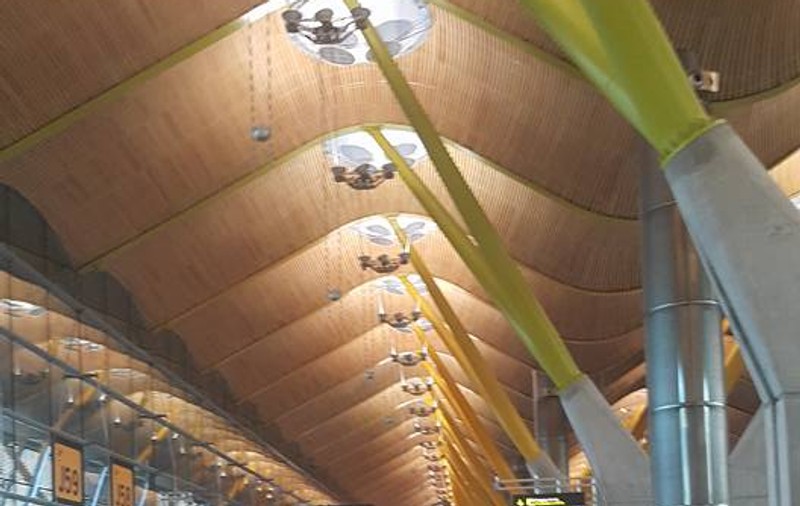 Turiști români blocați pe aeroportul din Madrid, după anularea cursei; MAE: Au fost îmbarcați la o cursă cu destinația Iași