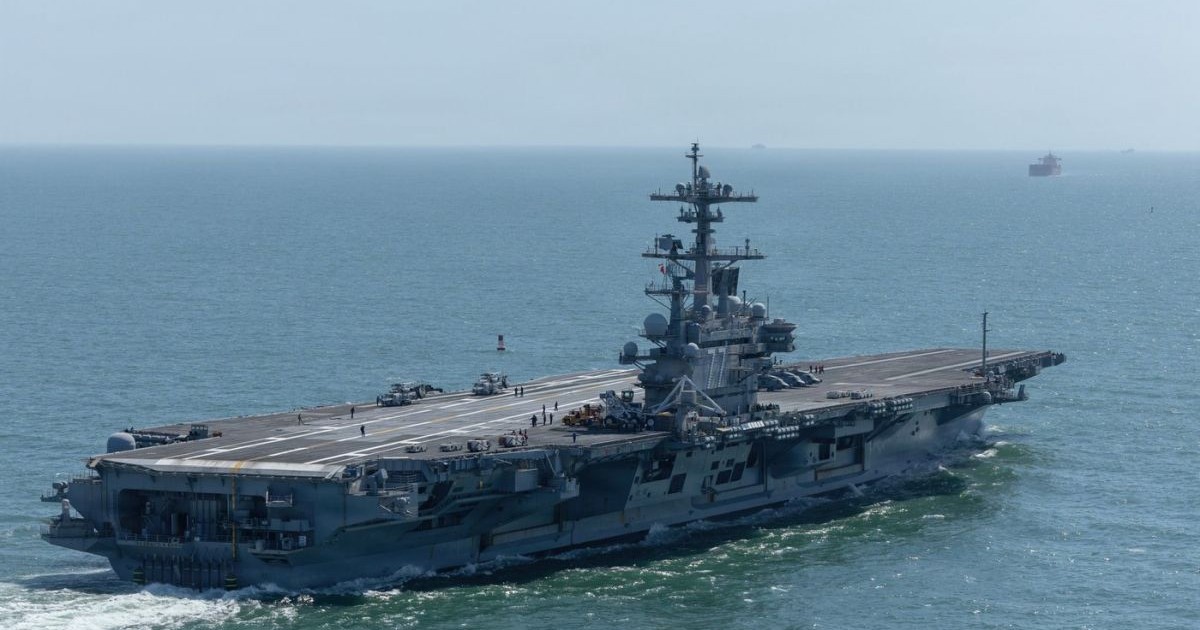 Portavionul USS George H.W. Bush din clasa Nimitz al Marinei SUA pleacă de la Stația Navală Norfolk, 26 martie 2026