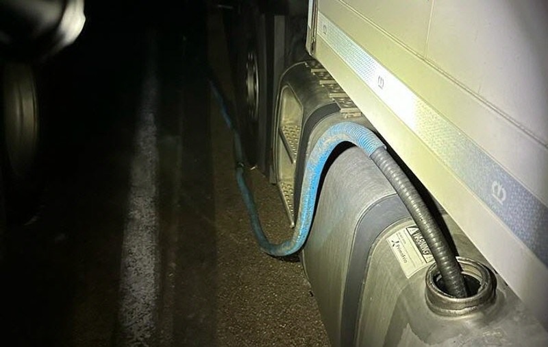 O șoferiță de TIR din România în vârstă de 27 de ani, prinsă când fura cu trei colegi, tot români, motorină din alt camion, într-o parcare din Franța