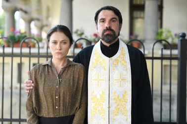 Ecaterina (Mălina Manovici) și preotul (Alexandru Papadopol)
