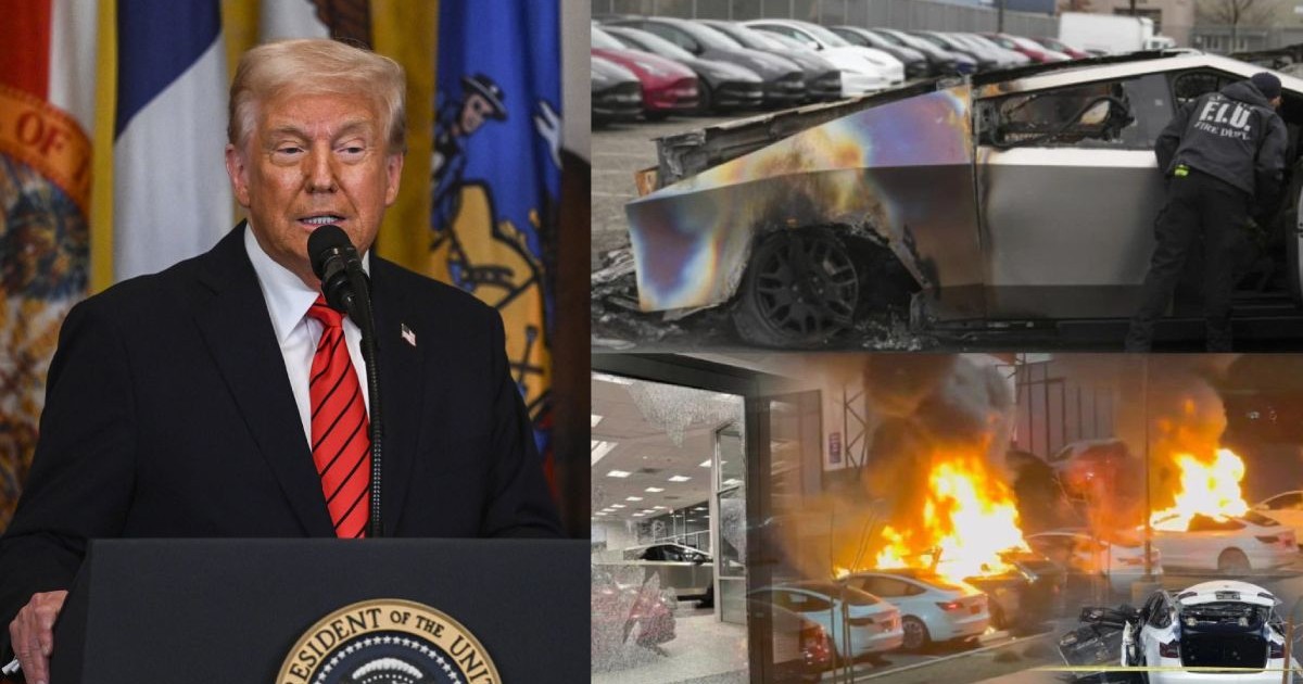 Președintele Donald Trump vorbeste, stânga, in dreapta vedem masini tesla incendiate si vandalizate